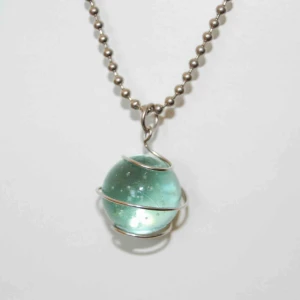  - Väldigt fint halsband med en pärla 💚 OBS! Vi kan ej garantera vilket material smycket är gjort i. Frakt ingår inte i priset. Om du vill köpa till en papperslåda vi har tillverkat själva tillkommer en extra kostnad på 15kr ✨