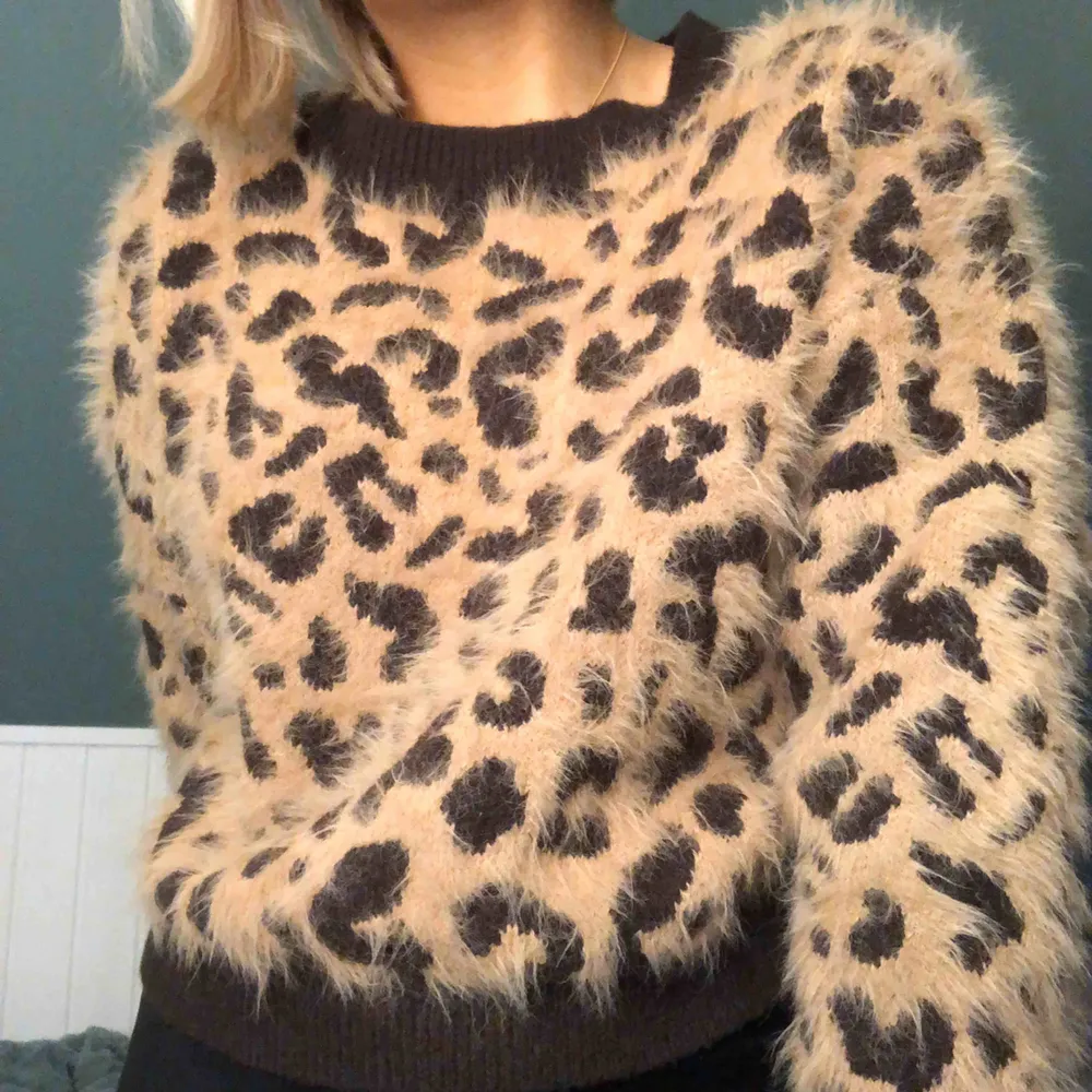 Supermjuk stickad tröja från HM i leopard mönster. Något stor i storlek. Fin tröja men kommer inte till användning!. Stickat.