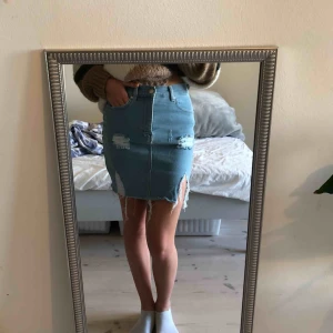  - En blå hålig jeans kjol. Nyskick, använd 2-3 gånger. Frakt kan diskuteras