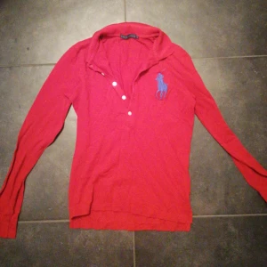  - Fin långärmad piké från Ralph Lauren. Nästan oanvänd och i fin kvalité