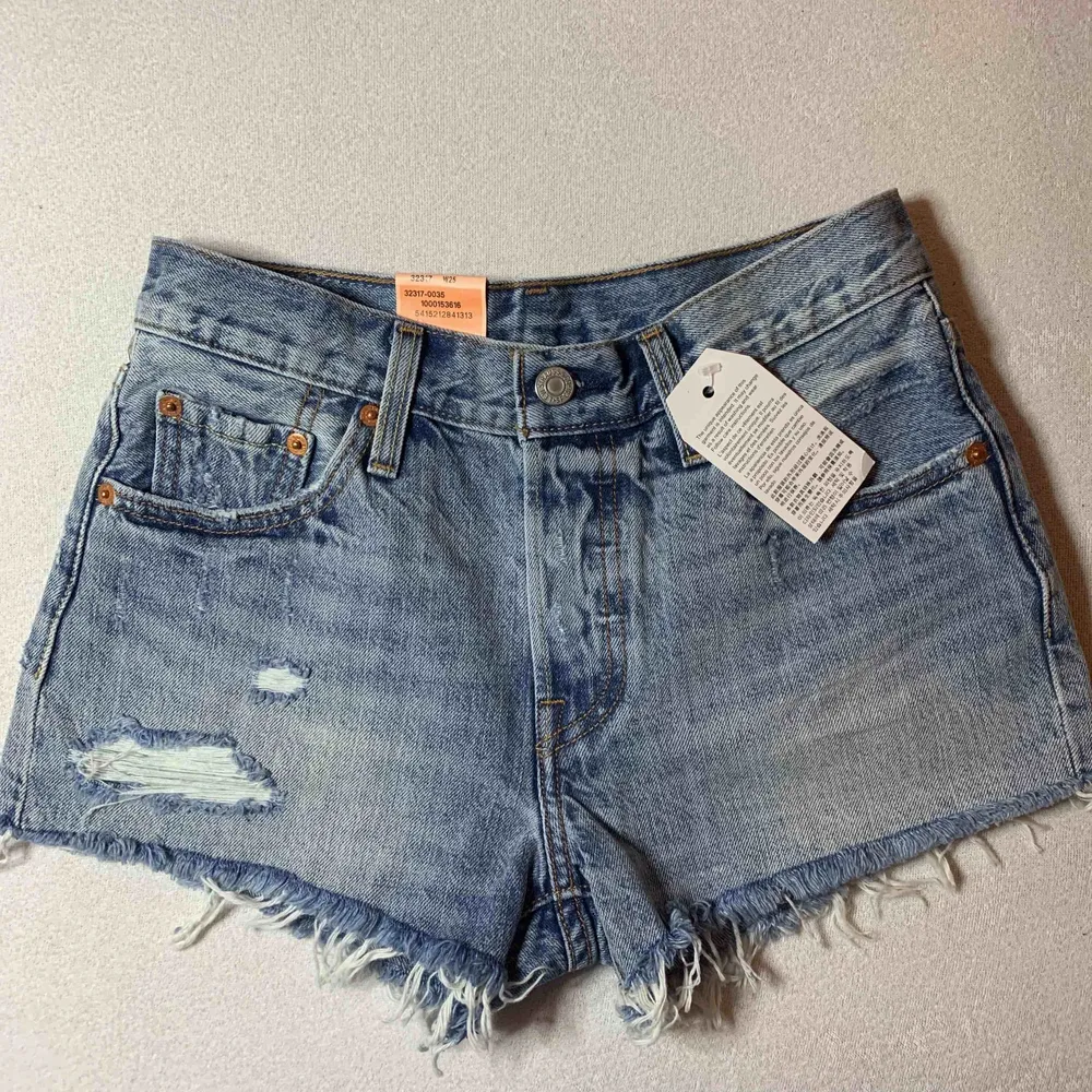 Riktigt snygga levi’s 501 jeansshorts i storlek 25, köpt på Nelly.com . Shorts.