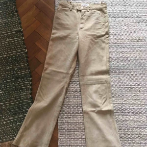  - Beiga mockabyxor! Sjukt snygga men har blivit lite för små för mig. Sköna & dessutom svala invändigt.   Möter gärna upp i Sthlm, annars postar jag. Fraktkostnad tillkommer om postas :) 