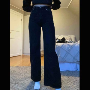  - Raka svarta jeans från Monki. Storlek 26, jag är en S i vanliga fall och passar mig bra. Bra skick. Nypris 400kr. Fraktkostnad 30kr (köpare står för frakt)