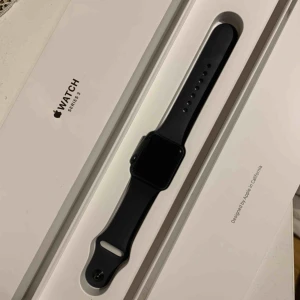  - Apple Watch series 3 . Knappt använd då jag alltid glömmer bort den och tyvärr kommer den då inte till användning. Köpt ca 2 mån sedan. Original laddare finns med! 
