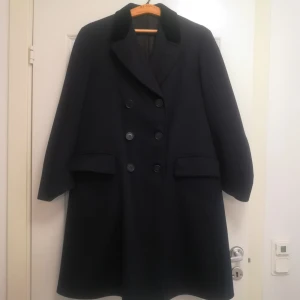  - Jättefin dubbelknäppt kappa, med svart sammet på övre slaget. 