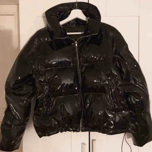  - Skitball jacka från Asos, endast provad men har aldrig kommit till användning. Köptes för 1200, skriv om ni har några funderingar!💖💖💖 kan mötas eller frakta, köparen står för frakt! 