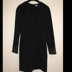  - Jättefin klänning med diamantstenar på längst ner på ärmarna. Aldrig använg. Frakt tillkommer 