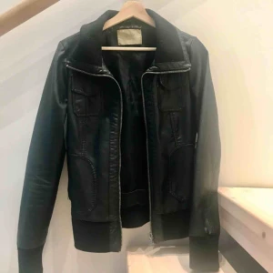 Svart Skinnjacka i bra skick - Jacka i skinnimitation från Vero Moda.