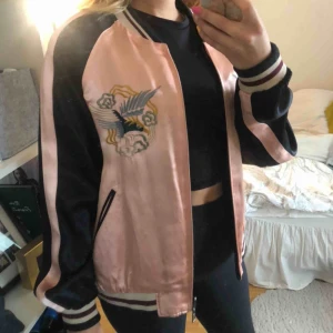  - Sjukt snygg och mjuk collage-jacka, köpt för 1000kr.  Den går att vända så man får den beige/svarta sidan.