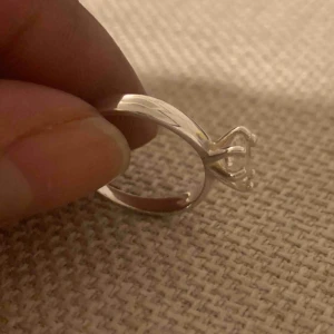  - Ring i äkta silver använd en gång då den satt lös på mig. 85kr! 