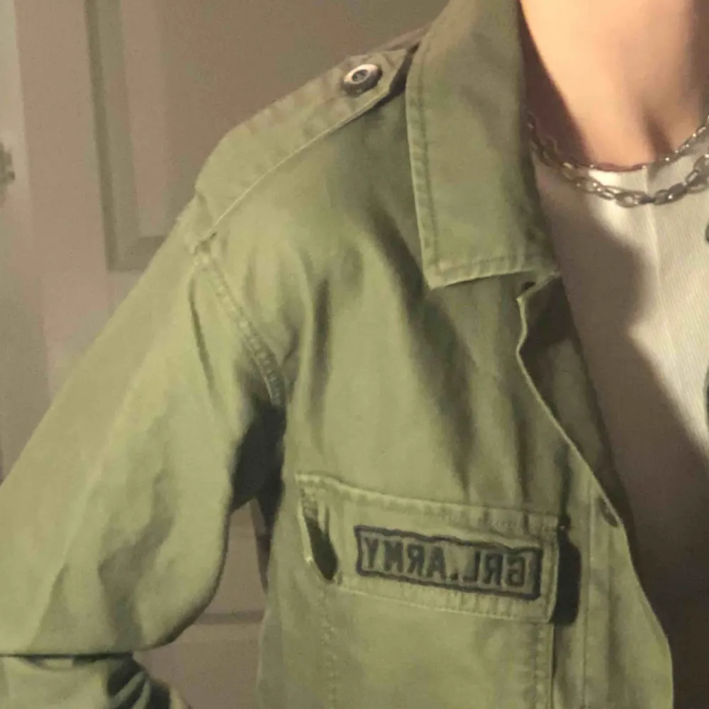 Militärgrön vårjacka från Pull & Bear! Supersöt kortare modell, en patch m text ”GRL ARMY” på bröstfickan . Jackor.