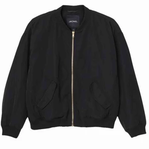  - Fin svart bomberjacka från Monki! Simpel i modellen och härligt tyg. Perfekt skick.