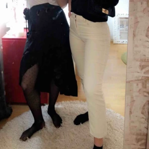 Manchesterbyxor  - Såå fina manchesterbyxor i en typ gräddvit färg. Strl 36 men passar också 34! En ”skärphållare” har gått sönder tyvärr✌🏼💛