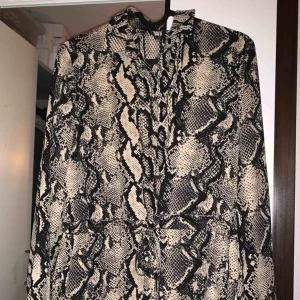  - Ormmönstrad blus med knyt från Gina tricot. Endast använd 2 gånger.  