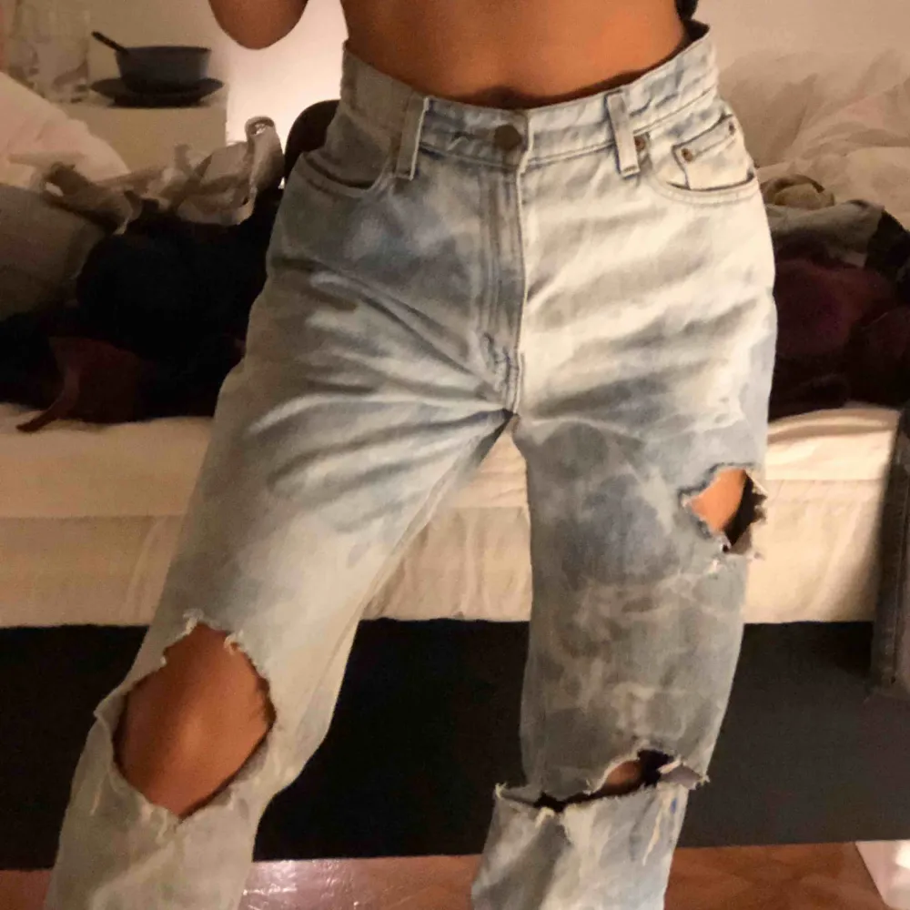 Säljer dessa skit snygga Levis jeans som är blekta!  Storlek: 26, eller 36. . Jeans & Byxor.