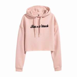 Snygg crop hoodie från H&M! Knappt använd så insidan är fortfarande mjuk och len, och den baby rosa färgen har inte missfärgats 😊✨ Pris kan diskuteras! 