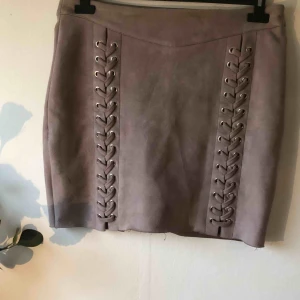  - Gammaldags rosa kjol med snörning i fram, kjolen är använd få tal gånger och är i fejk mocka.