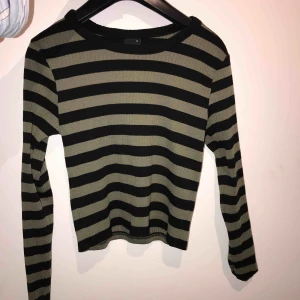  - Super snygg randig tröja från Gina tricot. Betalningssätt: Swish Kan både frakta och posta