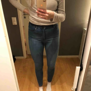  - Jeans från drDenim som är använda ett fåtal gånger, väldigt fint skick!! De är tajta högmidjade i storleken M men passar nog minst lika bra för de som har S. Köparen står för frakt💫