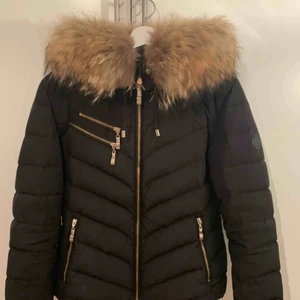  - !Budgivning!   Säljer min hollis jacka|| den är i storlek S har fake fickor på högra sidan dragkedjorna är i guld! Har använt den nu under vintern men har tröttnat på den|| väldigt fin och fräsch päls❤️🥰