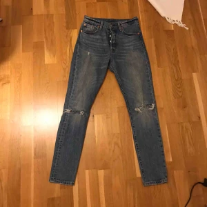  - Jättesnygga 501 i storlek 25/30 från Levis. Använda men i bra skick. Frakt tillkommer!