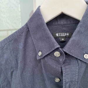  - Tiger of Sweden Jeans Skjorta! (Male) Slimfit.  Köpt för 1 år sedan, knappt använd. Nypris 1000