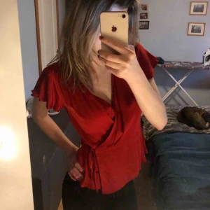  - Superfin omlott-topp från Zara. Helt oanvänd med prislappen kvar. Köpte för 400 kr och säljer nu för bara 100 kr, storlek S. ❤️ Försluts med liten snörning på sidan och gömd knapp på insidan. ✨ Fint material! 