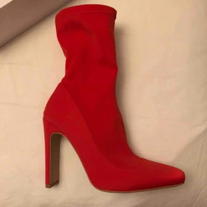  - Röda klackar från Missguided!  Storlek 38 👠 Aldrig använda.   Frakt tillkommer 📦 