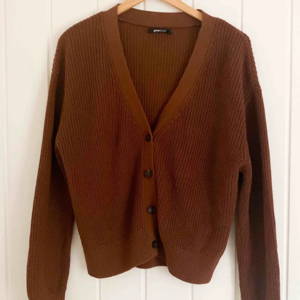 Superfin brun kofta/tröja från Gina Tricot. Använd typ två gånger, så den är i superfint skick! Möts gärna upp i Göteborg, annars löser vi såklart frakt💞. Tröjor & Koftor.