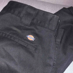  - Byxor i från dickies i killmodell. Storlek 32/34 men passar mig som vanligtvis har 30/32. 