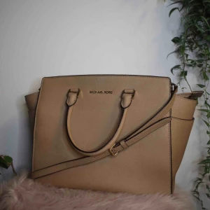  - Säljer en ovanlig Michael Kors väska i modellen Selma, storlek Large, färg Beige. Väskan köptes på Tara för 4500kr och är nu i bra använt skick. Kan postas med spårbar frakt för 60kr eller mötas upp i Borås eller Kungsbacka. Skickar gärna fler bilder!