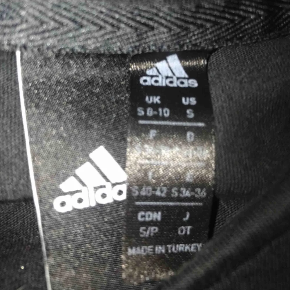Svart Adidas t-shirts, oanvänd 😊 skickat flera bilder om du är intresserad . T-shirts.