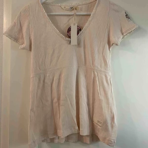 Odd Molly tröja - T-shirt från Oddmolly som aldrig är använd, prislappen är kvar. T-shirten är i en ljusrosa färg och skulle säga att det är en XS/S. Köparen står för frakt