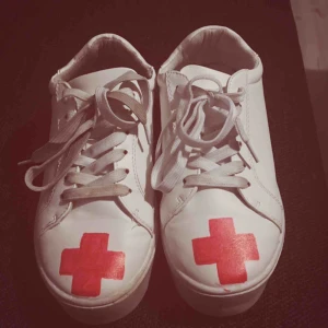  - Coola , vita platåskor med rött kors på. 