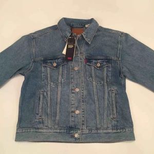  - Levi’s Premium Trucker jeansjacka Helt ny aldrig använd lapparna är kvar. 