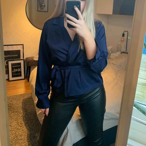  - Super fin siden blus med knyt i midjan, saknas tyvärr en knapp på ena armen men det är inget som stör då jag själv aldrig knäpper ärmen. Endast använd en gång  Storlek S  💞💞💞💞 Priset är inkl frakt 