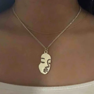  - Ansikts halsband! Har kortat ner på detta halsbandet efter som att jag tyckte att den var för lång när jag köpte.💓 priset är inkl frakt. Kolla gärna in mina andra grejer jag säljer! Allt är prut bart men inte för mycket.