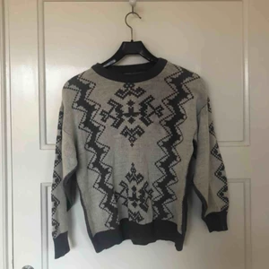  - Stickad tröja i grått och vitt 