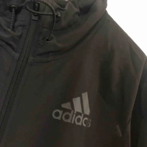  - Löparjacka från adidas med huva storlek L! Frakt tillkommer