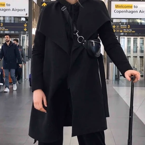  - Gråter lite inombords att jag måste sälja denna men den är för liten och jag kan inte använda den 😣 kappa från JACQUELINE DE YONG som jag haft i ca 3 år men knappt fått användning för. Kan mötas i Lund/Malmö eller FRI FRAKT! OBS! INGET BÄLTE!!!!