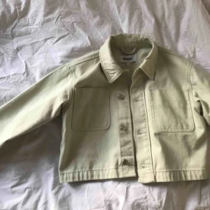  - Otroligt fin jacka från Weekday i ljugrön färg, kortare modell. Nypris 600kr💕💕💕