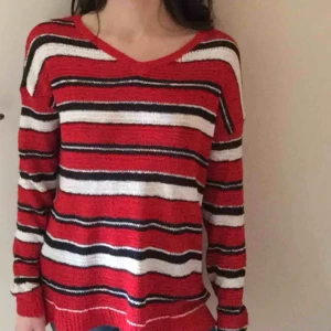  - Tröja från Esmara, storlek S, passar även mig som XS och ger en känsla av oversize. Kan stylas lite hursomhelst. 