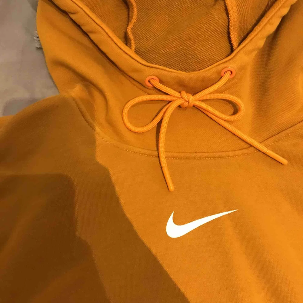 Croppad senapsgul Nike hoodie i storlek xs,använd ett par gånger men inget slitage!. Tröjor & Koftor.