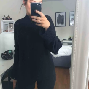  - Svart stickad tröja från Gina Tricot med polo som man knyter vid handlederna. Köparen stå för frakten!