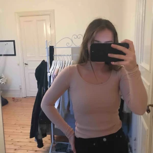  - En beige tröja från Chiquelle. Aldrig använd och säljer pga att jag inte trivs i tighta kläder, men superfin. Köparen står för frakten på 40kr🥰