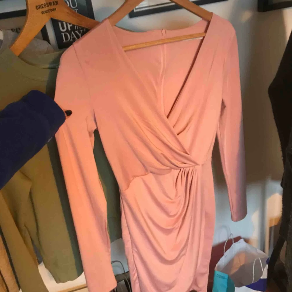 Säljer en jättefin ”baby” rosa klänning som endast är använd 1 gång.  Storlek XS  💕💕. Klänningar.