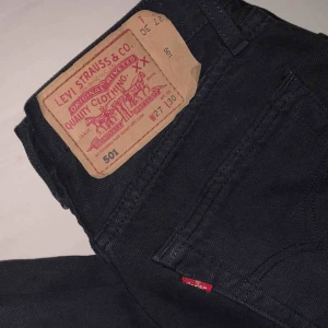  - Levi’s 501, nästan helt oanvända. Köpta på humana men i väldigt bra och nytt skick! 😍 som 24 i midjan och kanske 32 i längden. Rak passform och en aning hög midja. Frakt tillkommer 🚚 och priset kan diskuteras ♻️