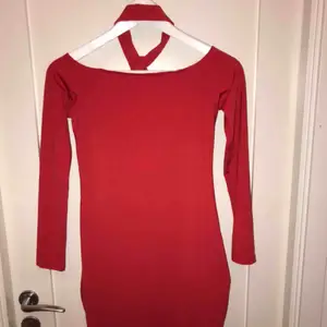 Kort, tajt och röd klänning från Bikbok. Klänningen har en fast ”spänne” eller ”choker” runt halsen. Inte använd alls. Kontakta mig om ni är intresserade för mer information!