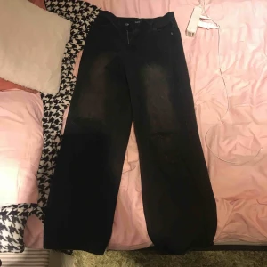 - Wide Jeans i modellen Tall ifrån Boohoo. Lite långa på mig som är 173cm. 15kr frakt. Dm för intresse! 😇 Använda 1 gång! 