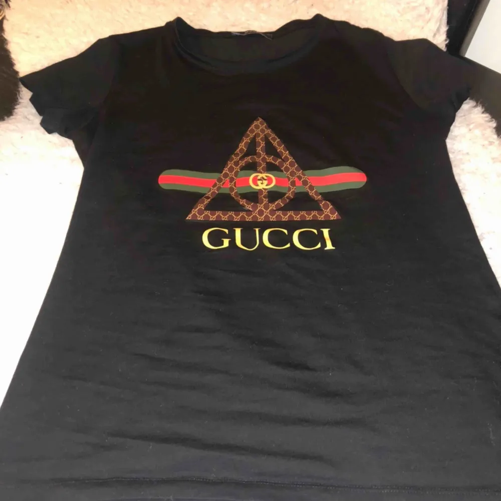 Gucci t-shirt storlek S passar som XS. T-shirts.
